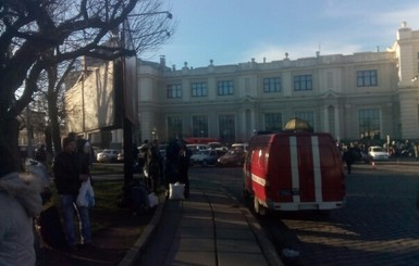На Львовском железнодорожном вокзале ищут бомбу