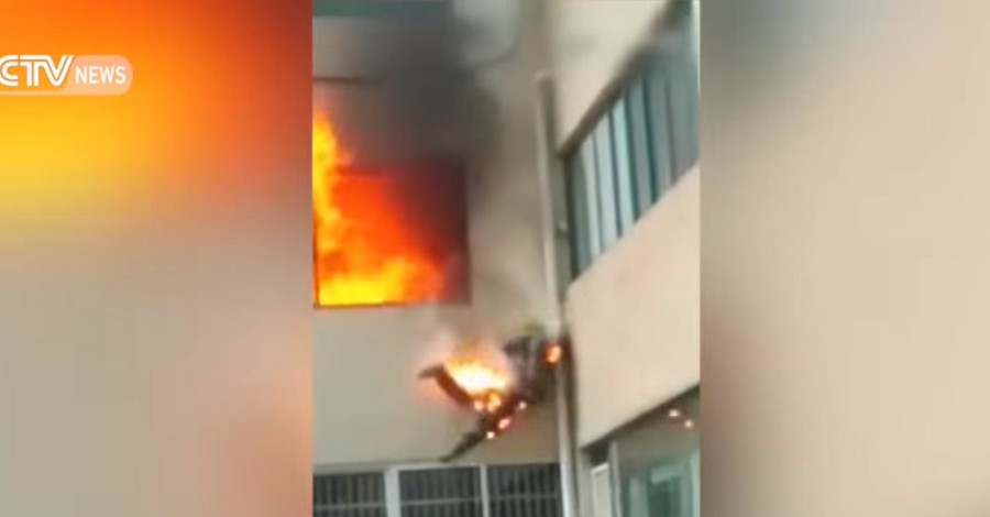 Китайский пожарный выпрыгнул со второго этажа, спасаясь от огня