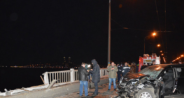 Смертельное ДТП в Днепропетровске: в слетевшей с моста в реку 