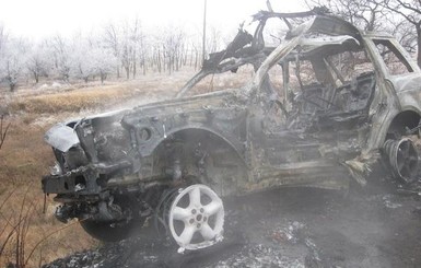 В сети появились снимки взорванной машины главаря казаков 