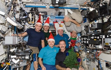 На станции МКС нарядили елку и отметили Рождество