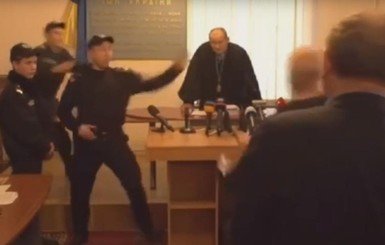 Прокуратура открыла производство против депутата Денисенко, который бросил бутылку в судью