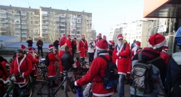В Кривом Роге Деды Морозы на велосипедах развозили подарки детям-сиротам