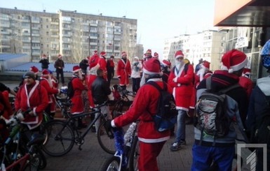 В Кривом Роге Деды Морозы на велосипедах развозили подарки детям-сиротам
