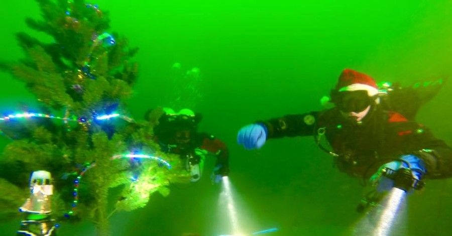 Днепропетровские дайверы распили шампанское на 30м глубине возле подводной елки