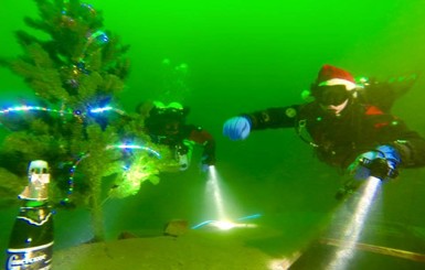 Днепропетровские дайверы распили шампанское на 30м глубине возле подводной елки