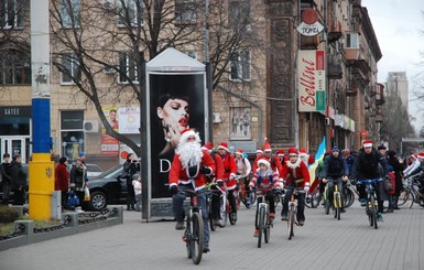 Запорожские Деды Морозы пересели на велосипеды