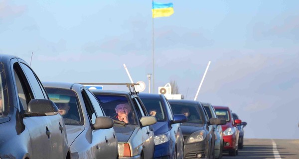 На украинской границе с Крымом образовалась огромная пробка