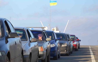 На украинской границе с Крымом образовалась огромная пробка