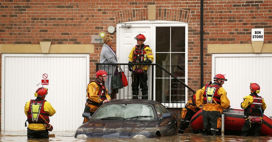  В Великобритании направили военных бороться с мощным наводнением  