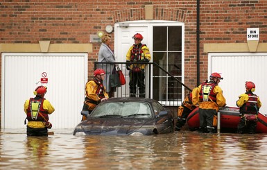  В Великобритании направили военных бороться с мощным наводнением  