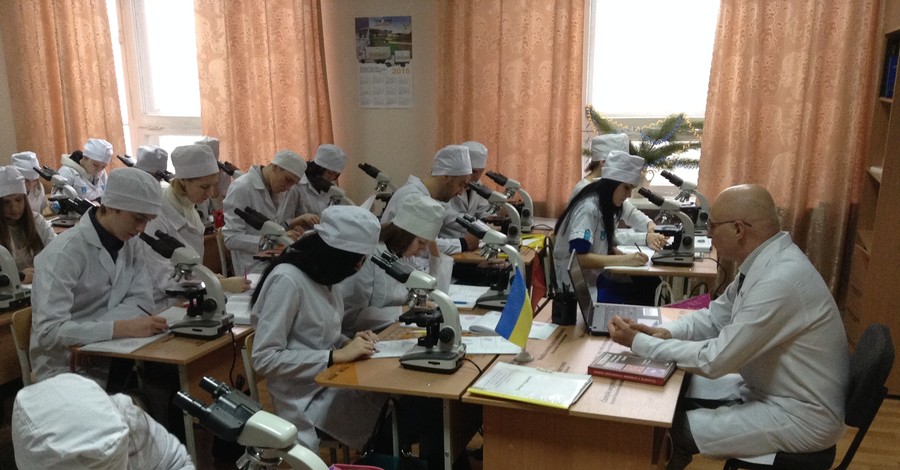 Штаб Ахметова обеспечил эвакуированный Донецкий медуниверситет мебелью