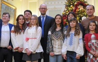 Яценюк записал новогоднее поздравление с детьми и министрами