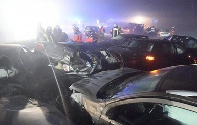 Новогоднее ДТП в Германии: ночью на трассе столкнулись 24 машины