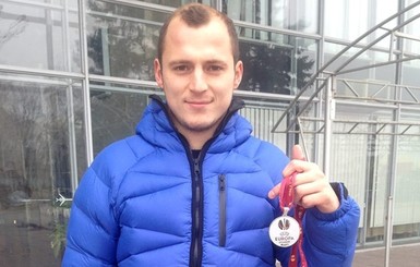 Роман Зозуля в новогоднюю ночь продал свою медаль за 210 тысяч гривен