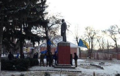 В новом году повалили первый памятник Ленину - в Полтавской области