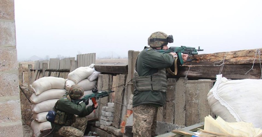 В зоне АТО украинские позиции обстреляли 42 раза, погиб боец 