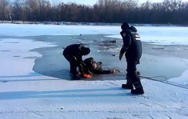 В Киеве под лед провалились рыбаки