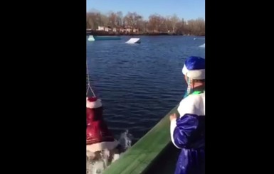 При записи новогоднего поздравления Кличко упал в воду в костюме Деда мороза