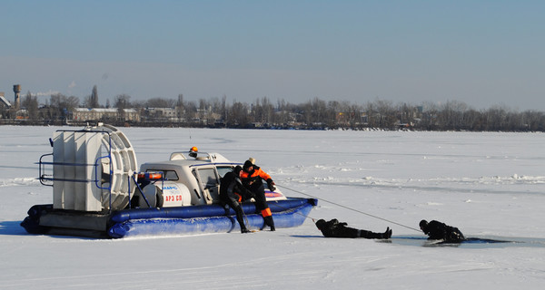 На Днепропетровщине дед с внуком провалились под лед: спастись удалось лишь одному