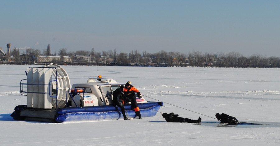 На Днепропетровщине дед с внуком провалились под лед: спастись удалось лишь одному