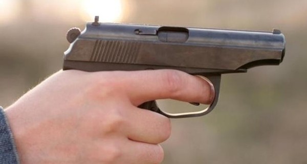 На Прикарпатье парень из револьвера прострелил посетителю кафе живот