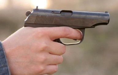 На Прикарпатье парень из револьвера прострелил посетителю кафе живот