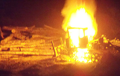 В Донецкой области на снаряде подорвался и сгорел трактор
