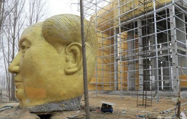Недавно возведенный 37-метровый Мао Цзэдун потерял голову