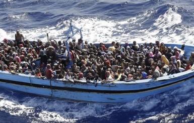 СМИ: около Сомали более сотни человек погибли во время крушения лодки 