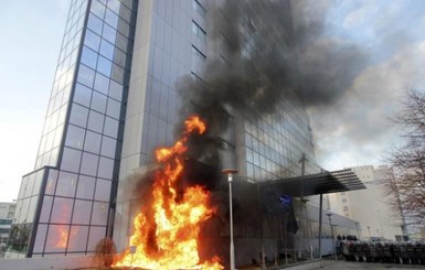 В Косово протестующие подожгли здание правительства 