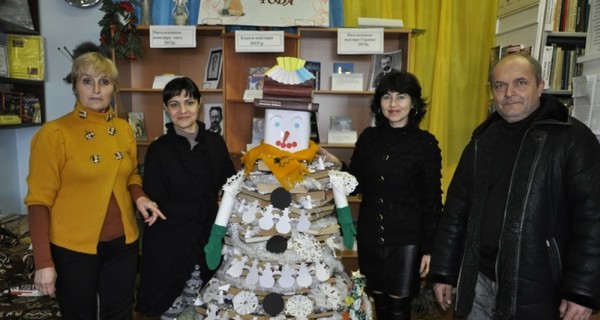 В Одессе мастерят снеговиков из ниток, книг и песка