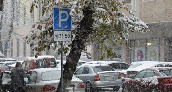 Рабочая неделя в Киеве начинается со снегопада и сильных заторов 