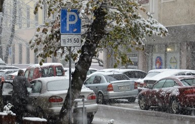 Рабочая неделя в Киеве начинается со снегопада и сильных заторов 
