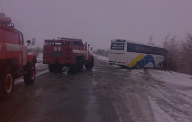 В Одесской области съехал с дороги автобус 