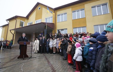 Порошенко открыл школу в Тернопольской области, строительство которой затянулось на 20 лет