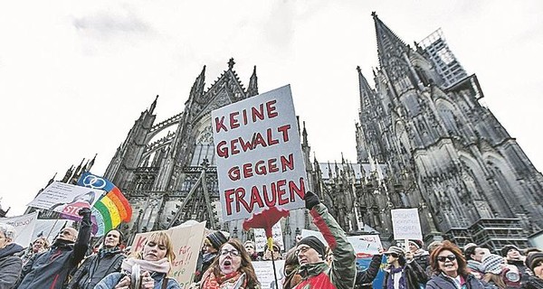 Нападения на женщин в Германии были организованы с помощью соцсетей