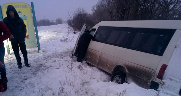 На запорожской трассе маршрутка с пассажирами вылетела в кювет – есть пострадавшие
