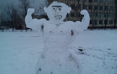 В Киеве появился снежный Бэтмен и Йода