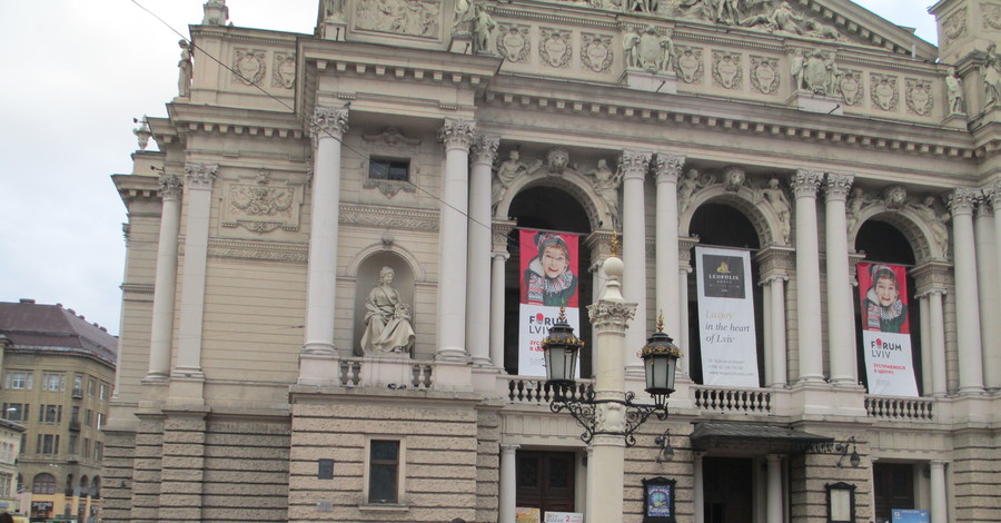 Во Львове на площади у Оперного театра запретили аттракционы