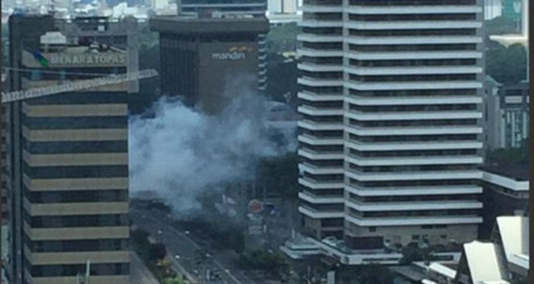 Теракт в Джакарте: нападавшие боевики заняли крышу здания в центре города