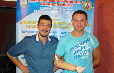 Харьковчанин, потерявший руки в бою, стал массажистом