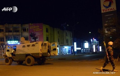 При захвате гостиницы в Буркина-Фасо погибли 20 человек, здание заминировано