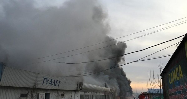 В центре Одессы масштабный пожар - горит рынок