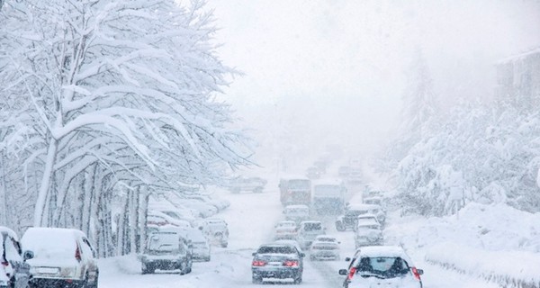 В Одессе спасатели массово освобождают автомобили из снежного плена 