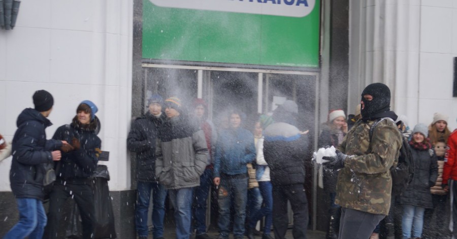 В Киеве прошла снежная битва