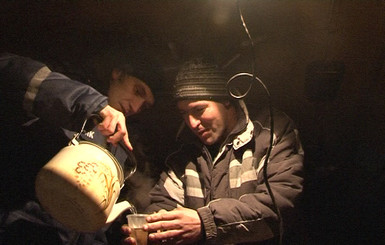 В Днепропетровске застрявших в сугробах автомобилистов отогревают чаем