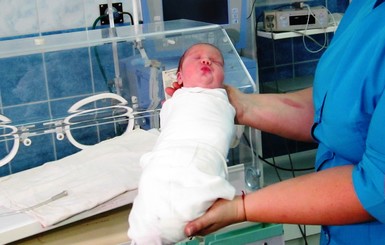 В Житомире в куче мусора случайно нашли новорожденную девочку 