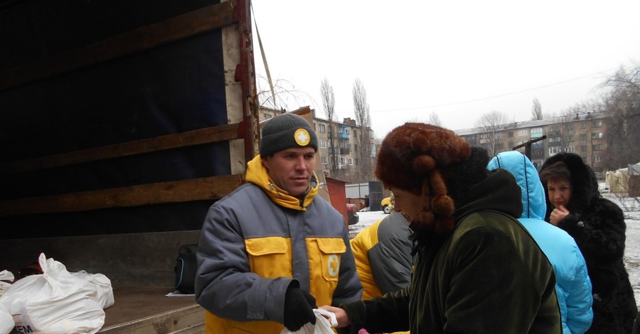 Пострадавшим в Украинске Штаб Ахметова оказывает помощь продуктами и лекарствами