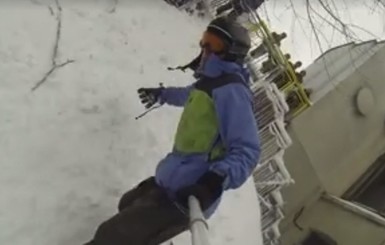Киевлянин прокатился на сноуборде вдоль линии фуникулера